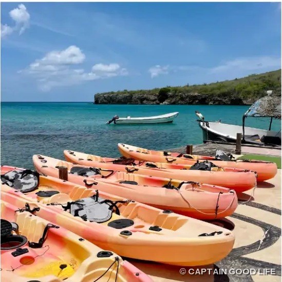 Kayaks lined up on the waterfront at Playa Santa Cruz